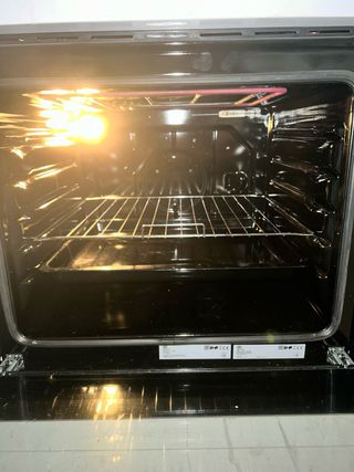Cocina eléctrica blanca con horno beko