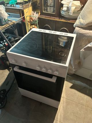 Cocina eléctrica blanca con horno beko
