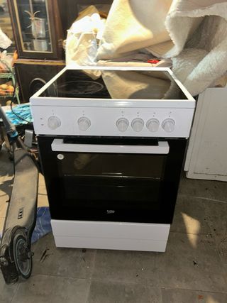 Cocina eléctrica blanca con horno beko