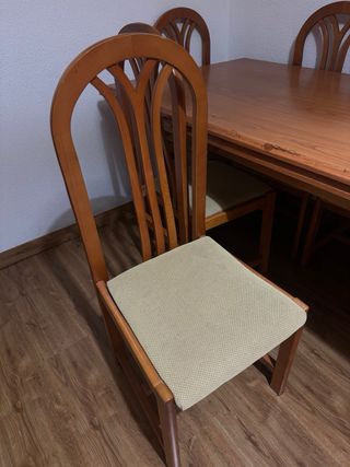 Mesa de comedor y 6 sillas de madera