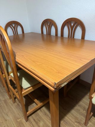 Mesa de comedor y 6 sillas de madera