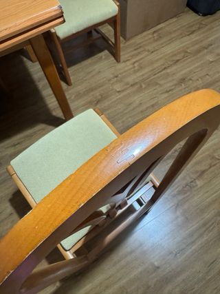 Mesa de comedor y 6 sillas de madera