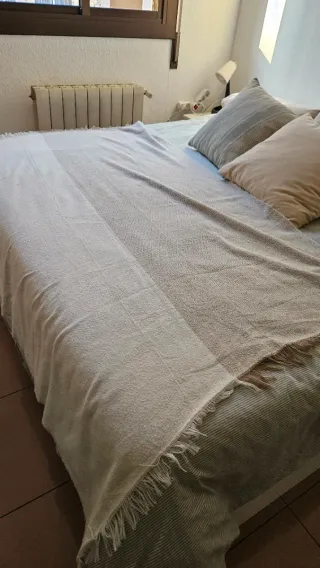 Manta beige y blanca