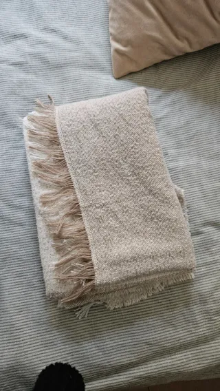 Manta beige y blanca