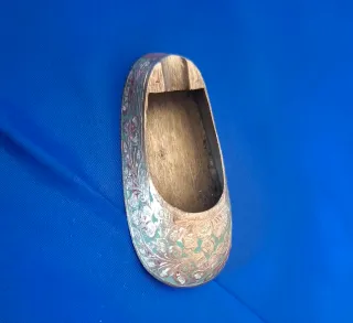 Cinzeiro em bronze em forma de sapato