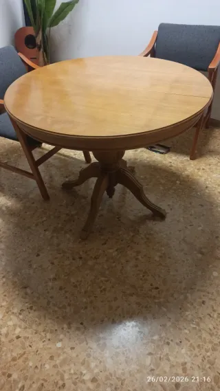 Mesa redonda de madera