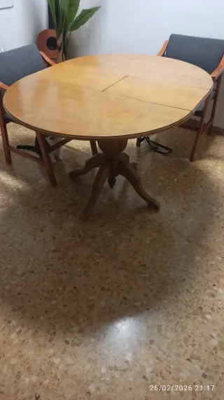 Mesa redonda de madera