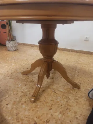 Mesa redonda de madera