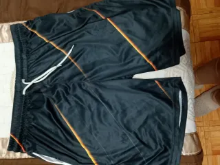 Bermudas hombre negro y naranja