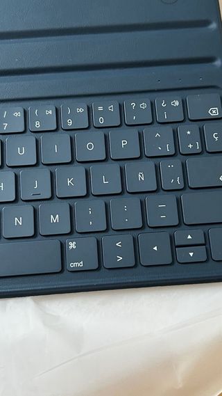 HOU Teclado Funda iPad 11generation A16 2025 Ñ