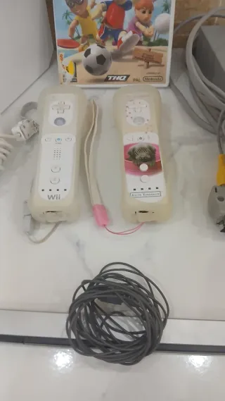 Consola Wii + 4 Mandos + 2 Juegos