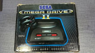 Sega Mega Drive II con 2 mandos y juego
