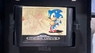 Sega Mega Drive II con 2 mandos y juego