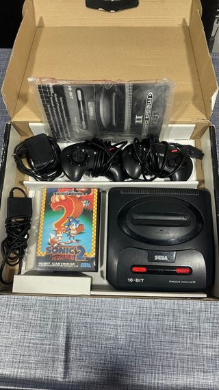 Sega Mega Drive II con 2 mandos y juego