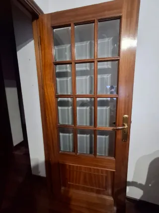 Puerta madera con cristal