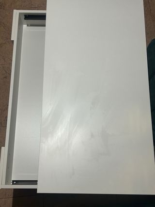 Mesa blanca de madera