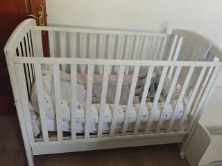Cuna, colchón y ropa de cuna