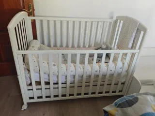 Cuna, colchón y ropa de cuna