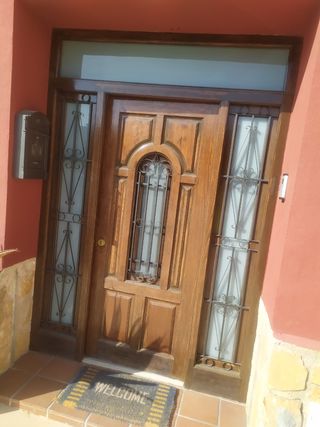 Puerta de entrada para casa baja unifamiliar.