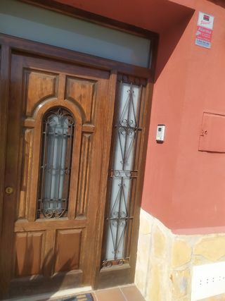 Puerta de entrada para casa baja unifamiliar.