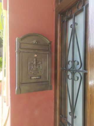 Puerta de entrada para casa baja unifamiliar.