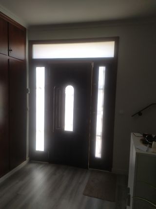 Puerta de entrada para casa baja unifamiliar.