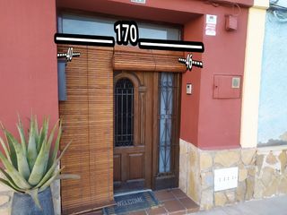 Puerta de entrada para casa baja unifamiliar.