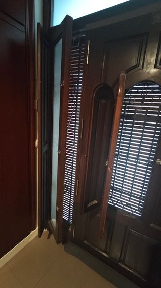 Puerta de entrada para casa baja unifamiliar.