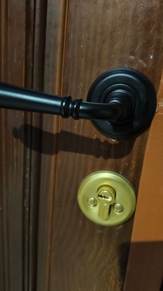 Puerta de entrada para casa baja unifamiliar.