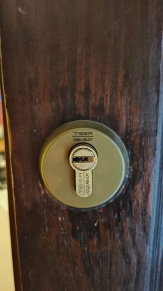 Puerta de entrada para casa baja unifamiliar.