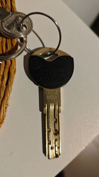 Puerta de entrada para casa baja unifamiliar.