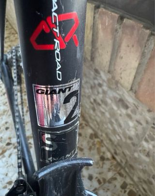 Bicicleta de carretera Giant con complementos.