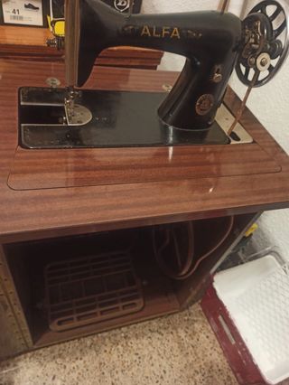 Máquina de coser Alfa antigua