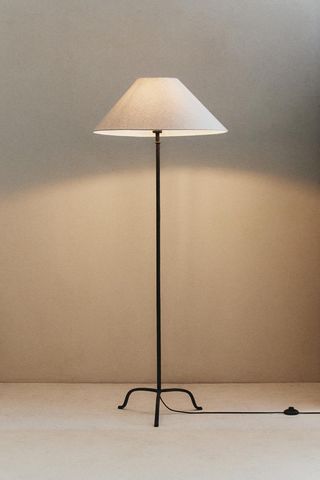 Lámpara de pie metal y tela beige