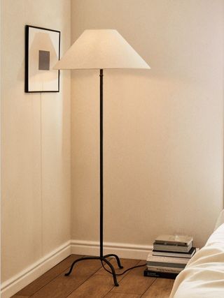 Lámpara de pie metal y tela beige