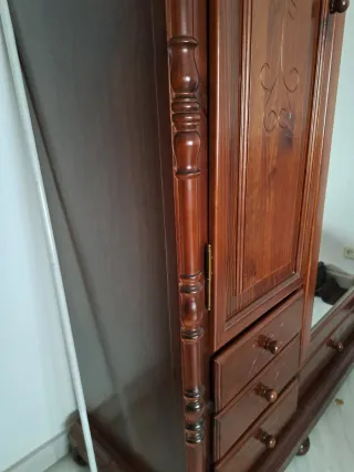 Guardaroba classico in legno con specchio