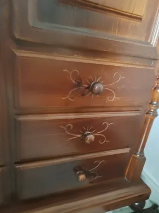 Guardaroba classico in legno con specchio