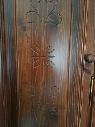 Guardaroba classico in legno con specchio