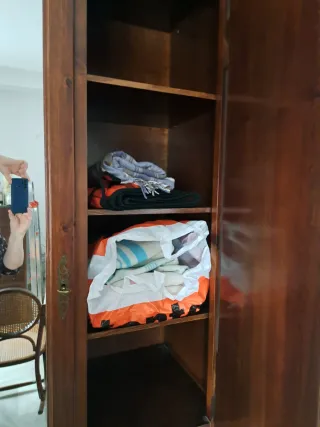 Guardaroba classico in legno con specchio