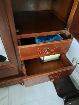 Guardaroba classico in legno con specchio