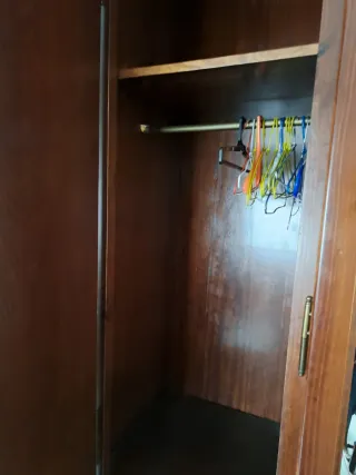 Guardaroba classico in legno con specchio