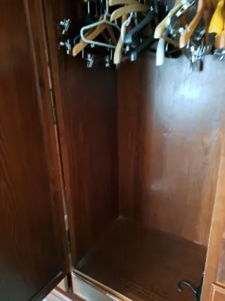 Guardaroba classico in legno con specchio