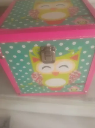 Caja decorada con búhos
