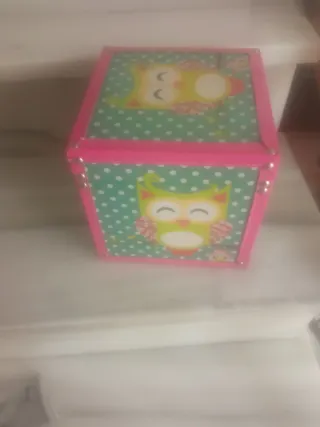 Caja decorada con búhos