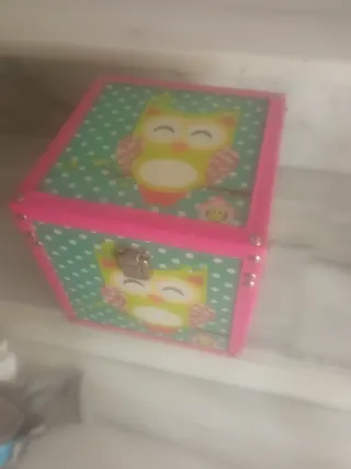 Caja decorada con búhos