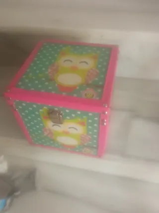 Caja decorada con búhos