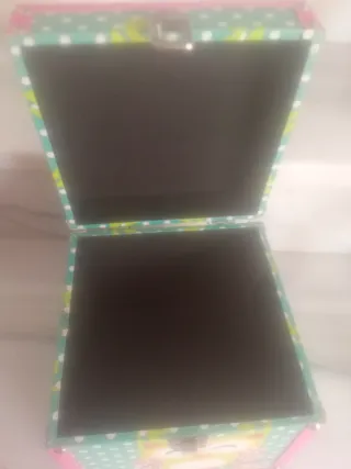 Caja decorada con búhos