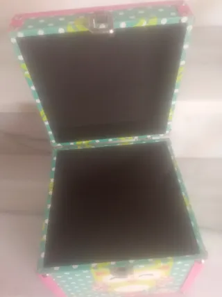 Caja decorada con búhos