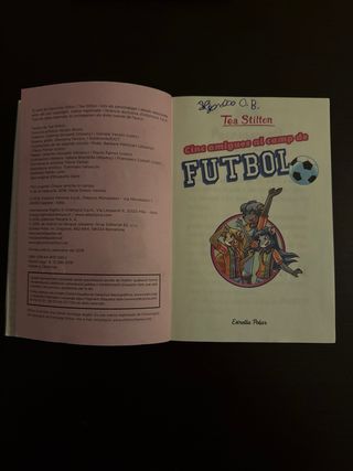 Cinc amigues al camp de futbol