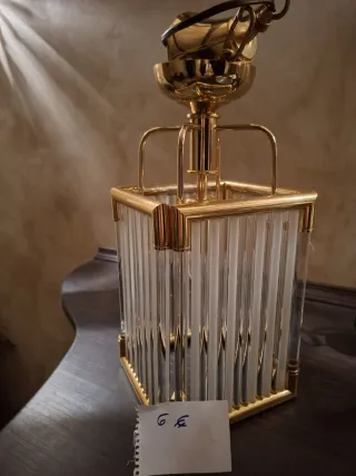 Lámpara de techo dorada y cristal